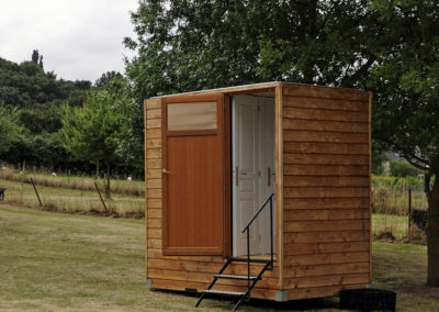 Vue extérieure d'un bungalow de la gamme Prestige de GLF, votre fournisseur de WC mobiles en location pour vos évènements