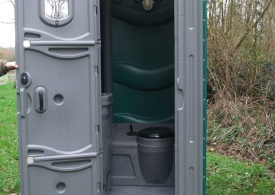 Cabine de toilettes chimiques GLF ouverte, disposées en extérieur pour vos évènements