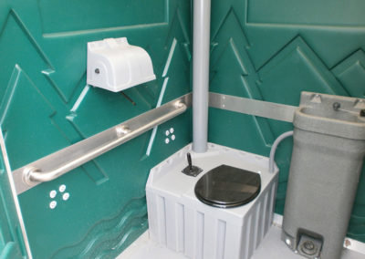 Vue intérieure d'une cabine de toilettes chimiques de la gamme PMR de GLF