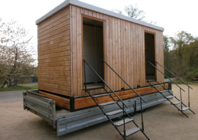 Autre vue extérieure d'un bungalow de la gamme Prestige de GLF, votre fournisseur de toilettes mobiles à louer pour vos évènements