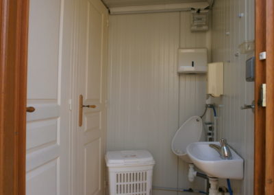 Aménagement intérieur d'un bungalow de la gamme Prestige de GLF, votre fournisseur de WC mobiles en location pour vos évènements