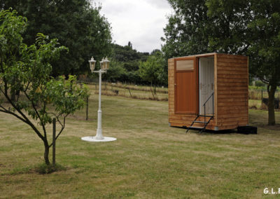 Vue extérieure d'un bungalow de la gamme Prestige de GLF, votre fournisseur de WC mobiles en location pour vos évènements