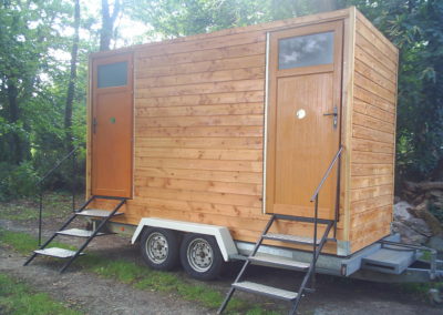 Autre vue extérieure d'un bungalow de la gamme Prestige de GLF, votre fournisseur de toilettes mobiles à louer pour vos évènements